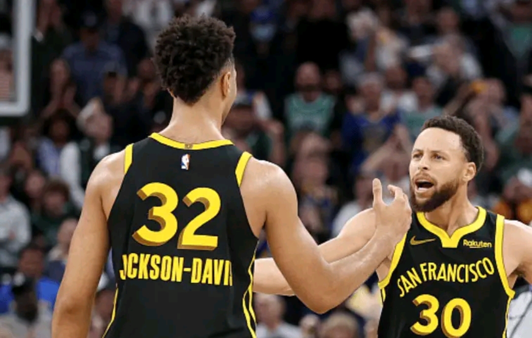 勇士鏖战热火,库里送出助攻 勇士鏖战热火,库里送出助攻