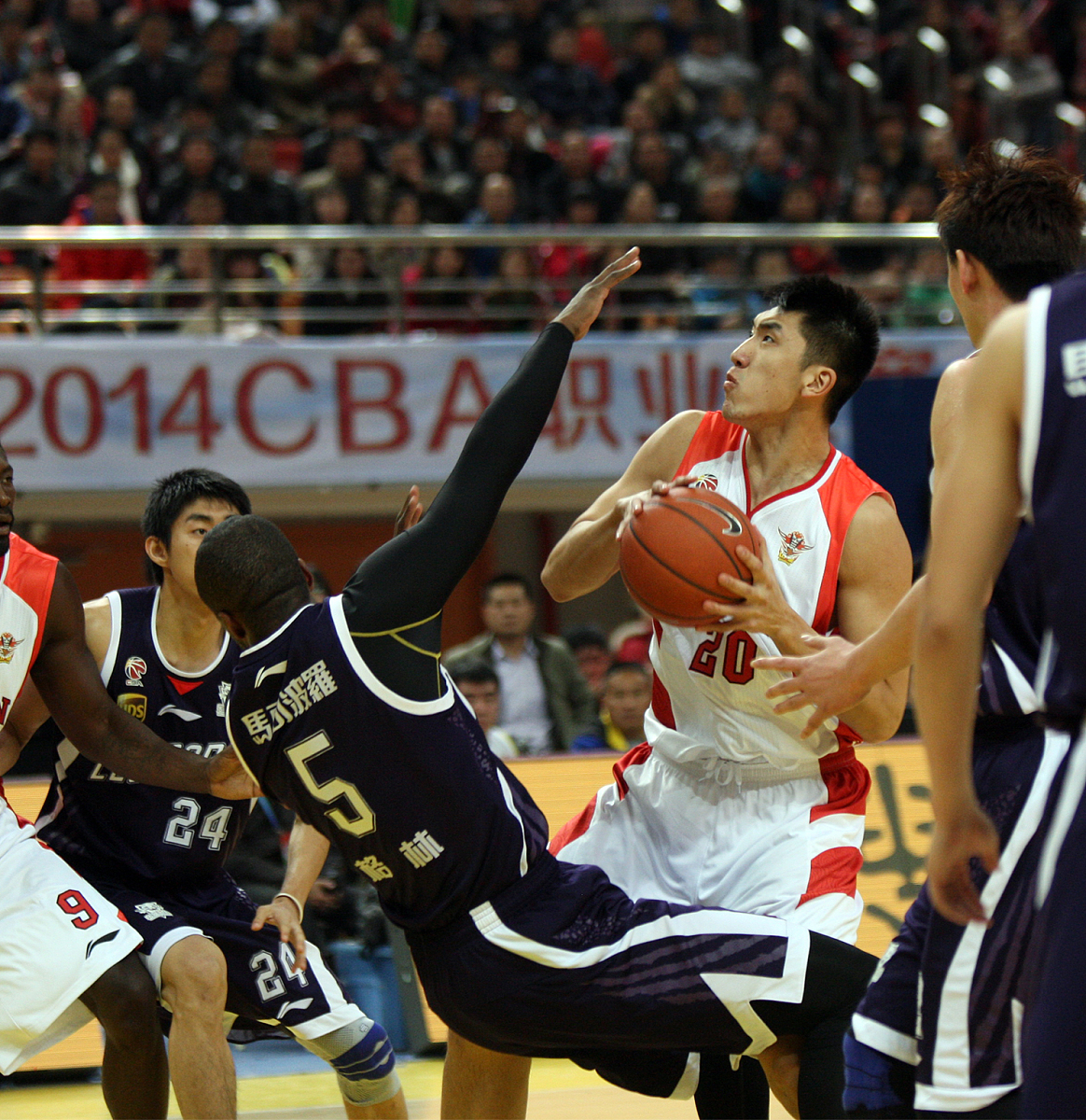 关于重庆男篮队员豪取比赛胜利，表现稳健的信息