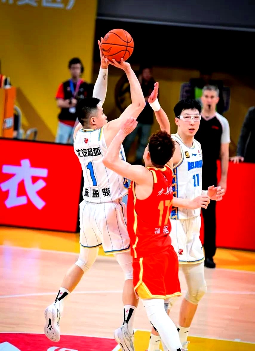 年轻球员奋勇争先，助球队击败强敌的简单介绍