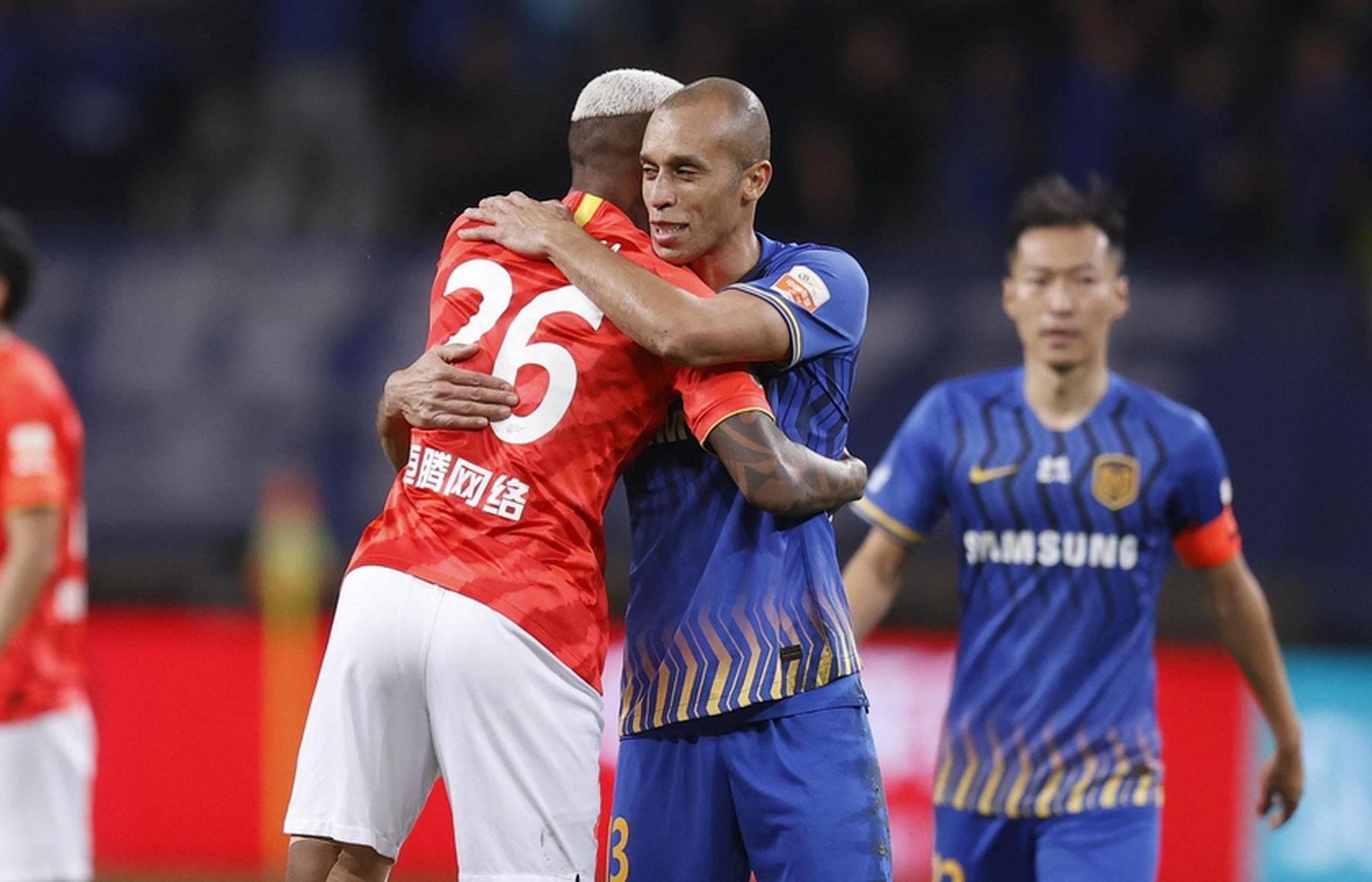 苏宁战恒大:实力较量强烈,双方争夺胜利 苏宁战恒大:实力较量强烈,双方争夺胜利