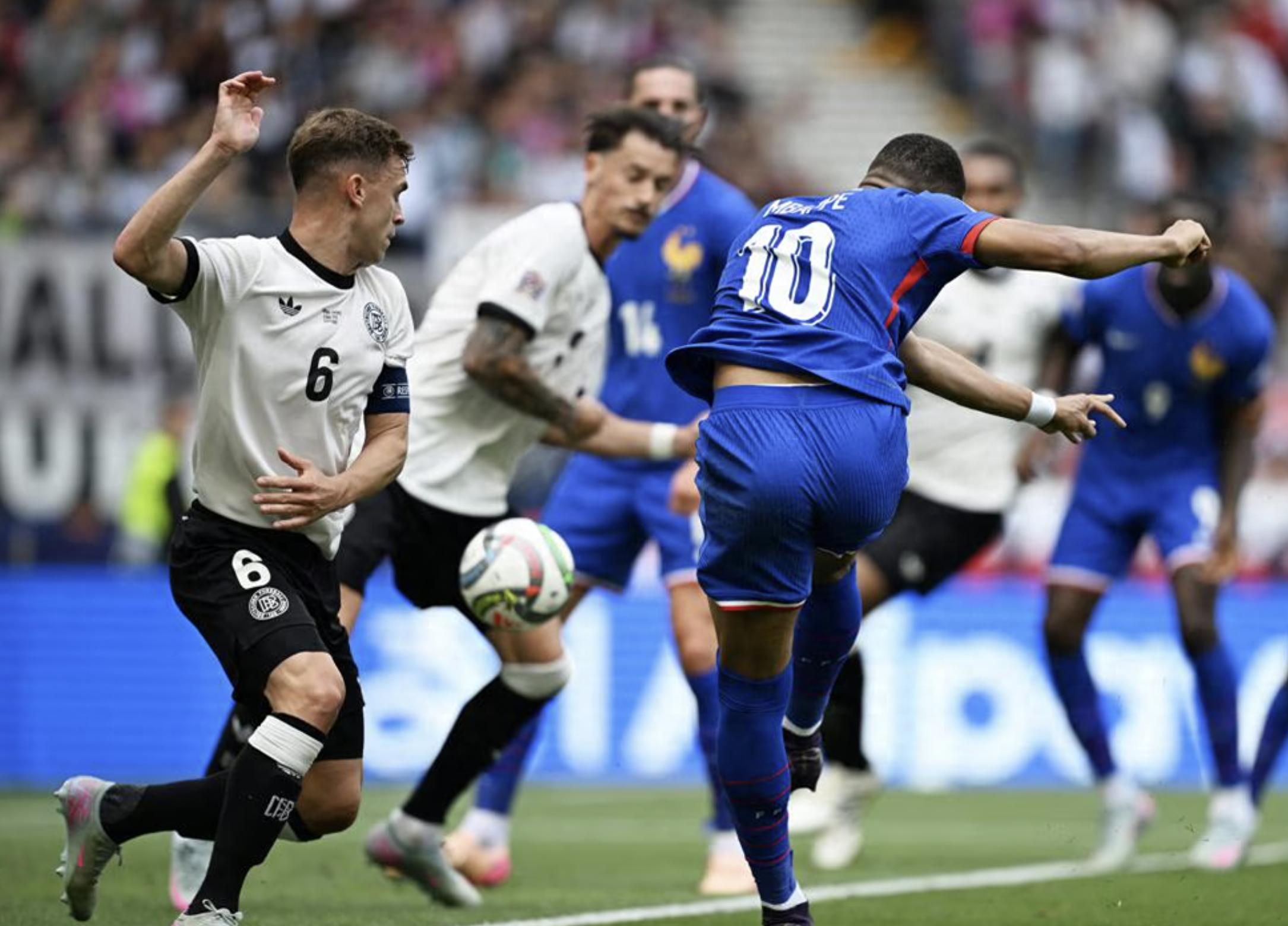 欧洲足球赛事中的一场胜利引发球迷狂热 欧洲足球赛事中的一场胜利引发球迷狂热