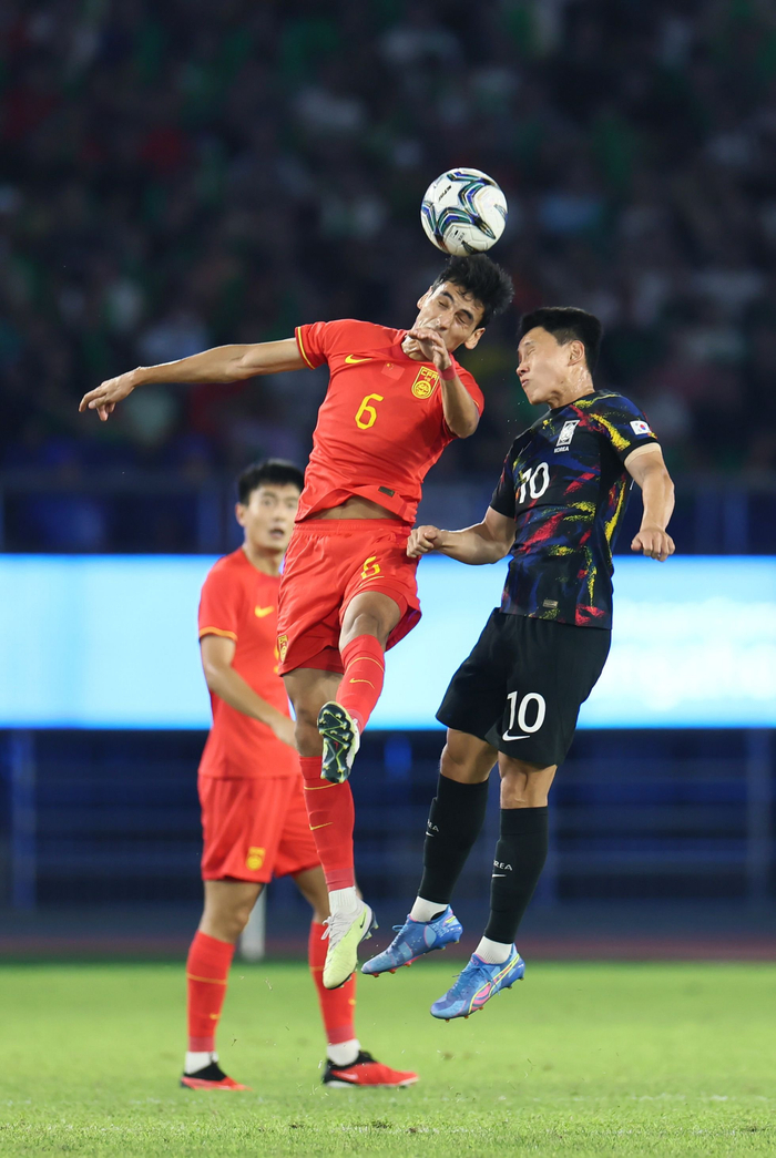 中国球员在足球比赛中表现抢眼 中国球员在足球比赛中表现抢眼