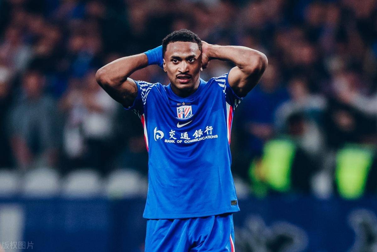 中国球员在足球比赛中表现抢眼 中国球员在足球比赛中表现抢眼