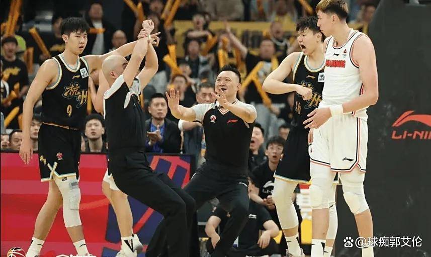 比赛中发生激烈对抗,裁判出手制止 比赛中发生激烈对抗,裁判出手制止