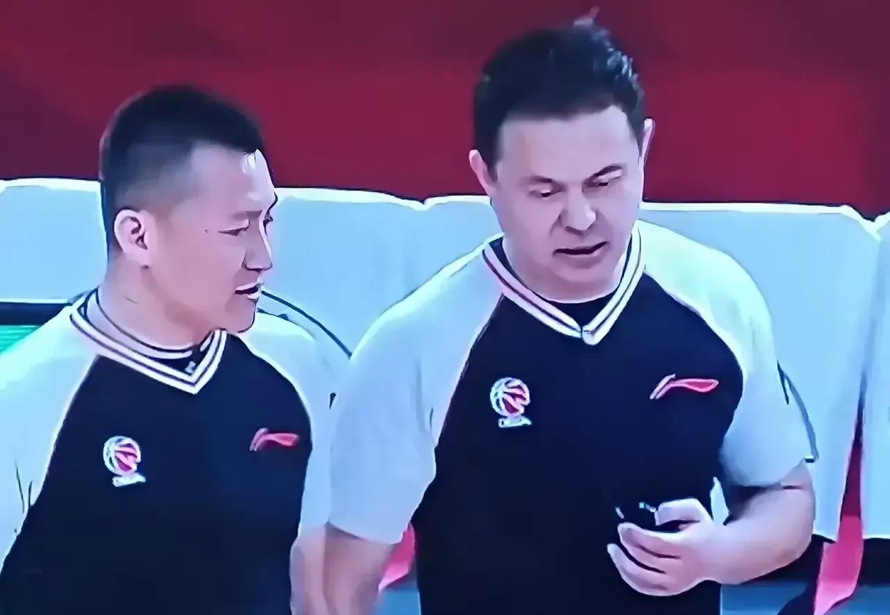 比赛中发生激烈对抗,裁判出手制止 比赛中发生激烈对抗,裁判出手制止