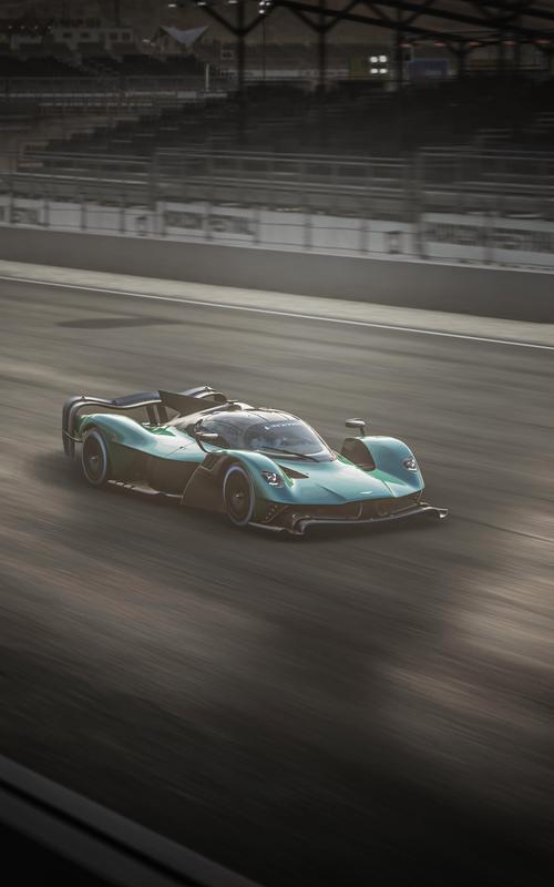 关于阿斯顿马丁碾压红牛车队，塞恩斯高光表现的信息