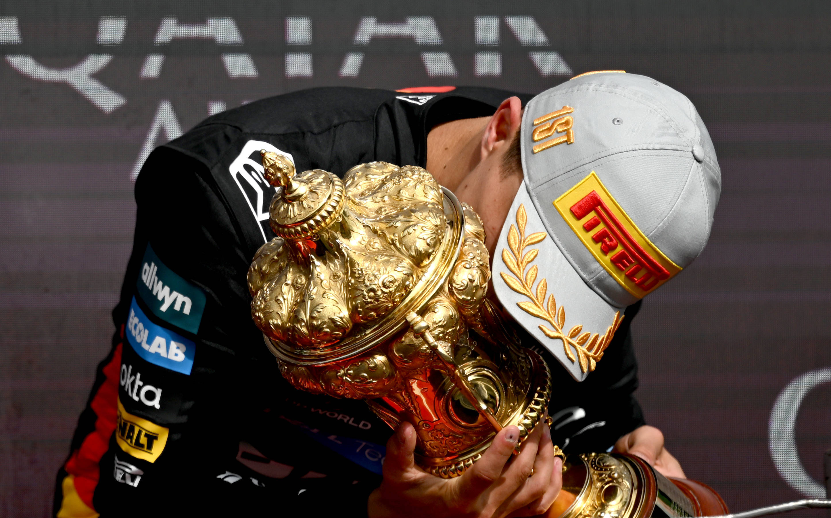 包含索伯车队翻盘红牛车队，拉塞尔高光表现的词条