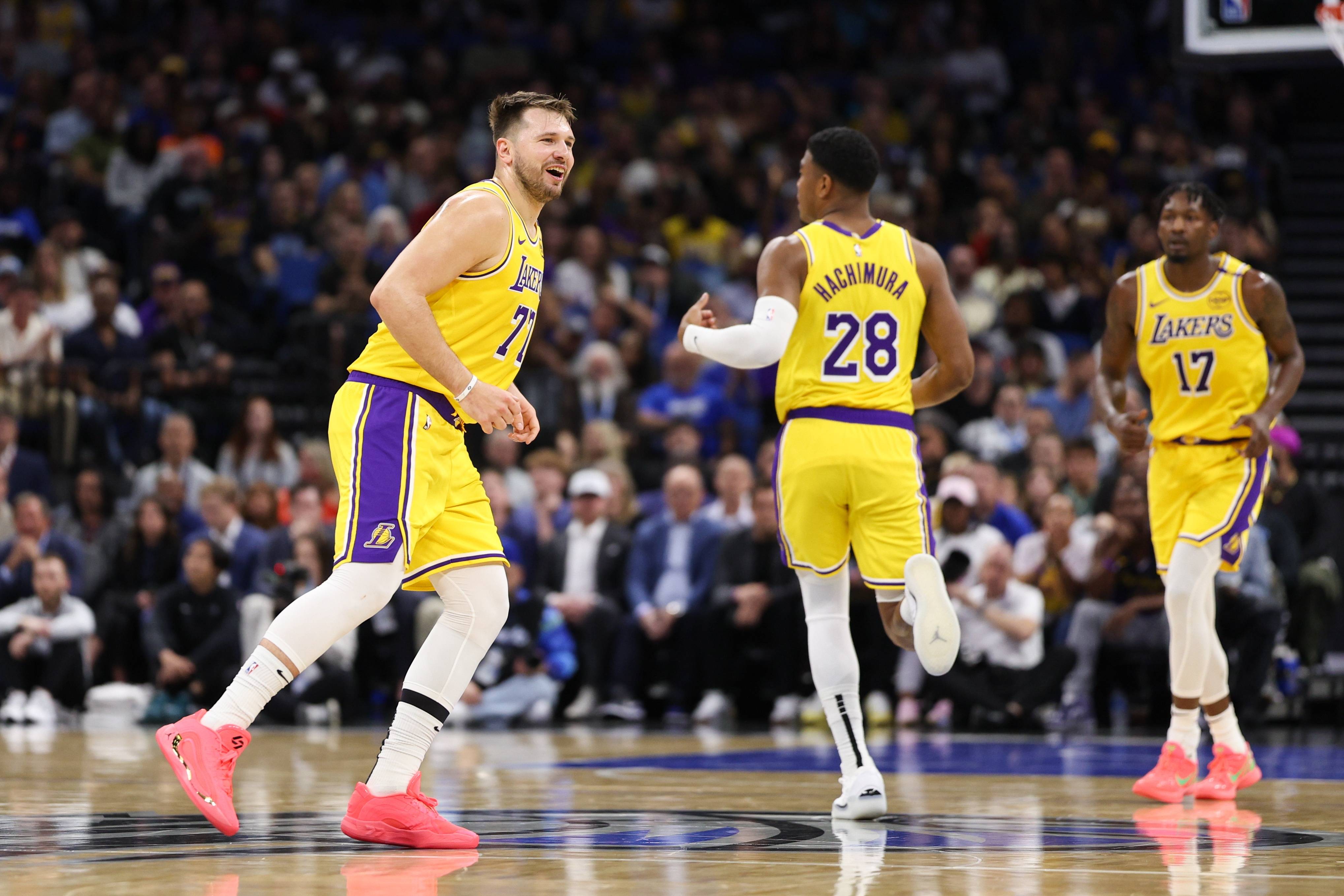 上海队横扫福建队,东契奇点燃赛场 上海队横扫福建队,东契奇点燃赛场